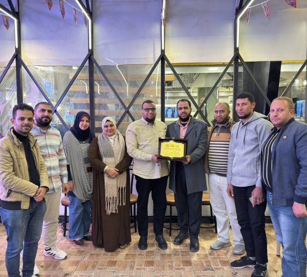 تقديمهم درع التقدير والامتنان لمؤسسة أنهار الخير